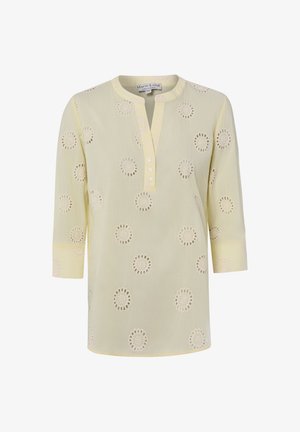 Hellgelbe Bluse mit 3/4-Ärmeln, rundem Ausschnitt, Knöpfen vorne und floralen Cut-Out-Mustern im gesamten Stoff.