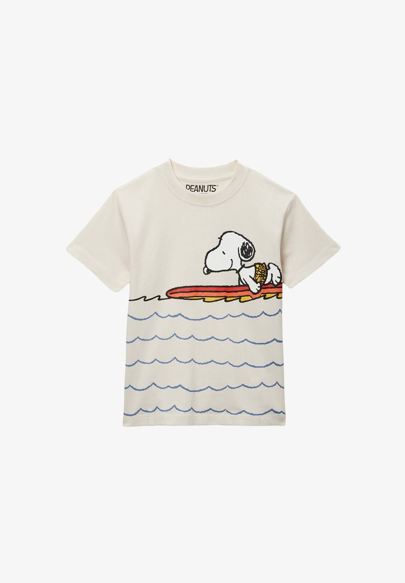 T-shirt blanc avec Snoopy portant un gilet de sauvetage jaune allongé sur une planche de surf rouge et jaune au-dessus des vagues bleues.