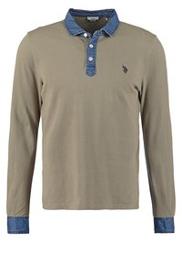 Polo à manches longues de couleur vert olive avec un col et des poignets en denim. Il dispose d'une patte de boutonnage à trois boutons et d'un petit logo sur la poitrine. Texture douce.