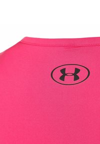 Světle růžové sportovní tričko s hladkou texturou a černým logem u výstřihu. Zaoblený límec s vyztuženými švy.