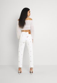 Levi's® 501® CROP JEANS - Calças de ganga de perna direita - white denim