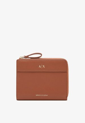 Portefeuille en cuir marron avec des accents de logo dorés, fermeture éclair et une lanière pour le poignet. Caractéristiques : texture lisse et forme rectangulaire compacte.