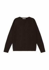 Maglione marrone scuro lavorato a maglia con scollo rotondo e polsini a costine. Presenta una vestibilità comoda e tasche laterali. Tessuto liscio.