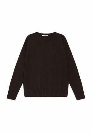 Pull en maille brun foncé avec un col rond et des poignets côtelés. Il présente une coupe décontractée et des poches latérales. Texture lisse.