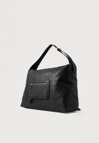 Bolsa de ombro em couro preto com padrão em relevo, alça única ajustável, bolsinha frontal com fecho éclair e puxador dourado, e textura suave.