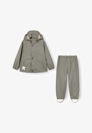 Casaco de chuva caqui com capuz, fechos de botão e um detalhe em estrela, combinado com calças elásticas à cintura na mesma cor. Material impermeável.