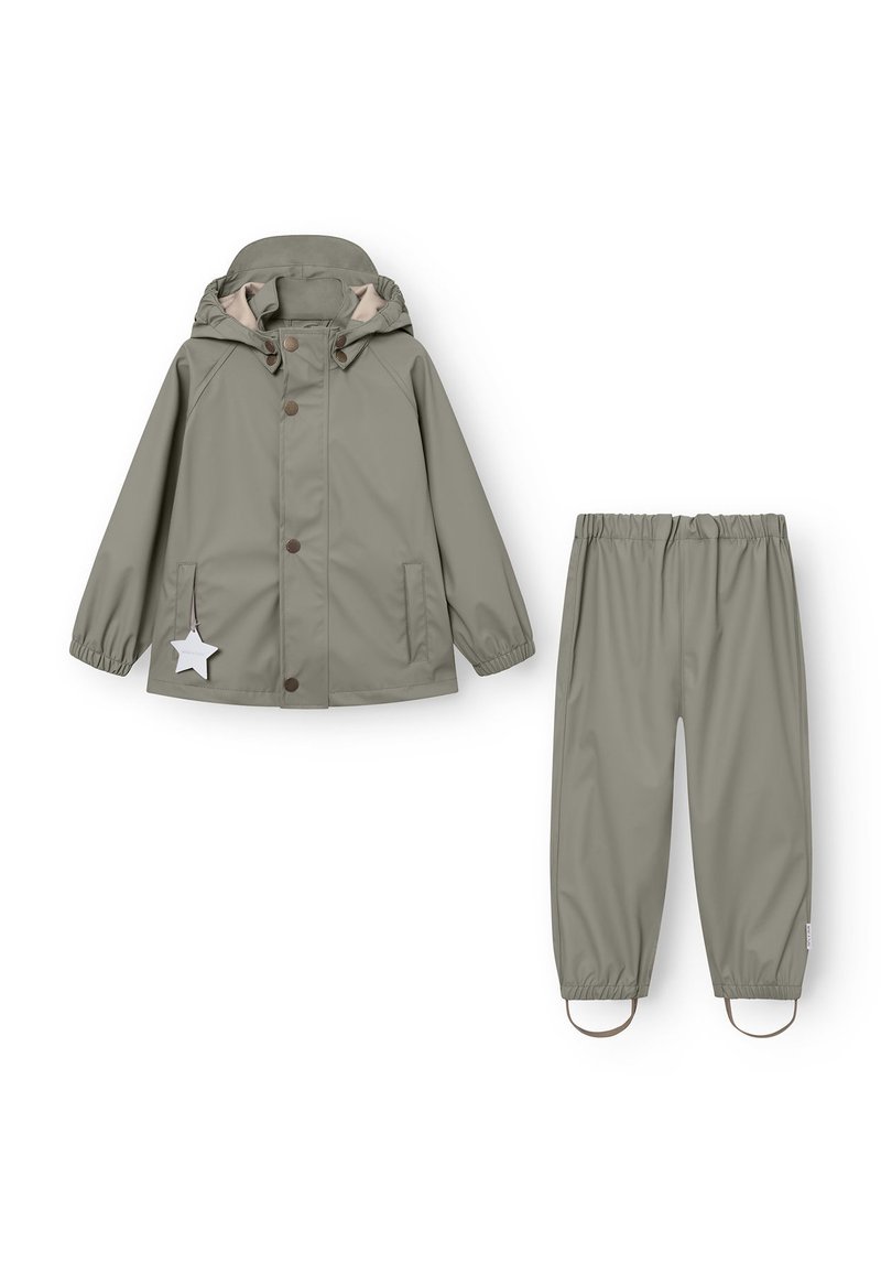 Khaki regenjack met capuchon, knoopsluiting en steraccent, gecombineerd met bijpassende broek met elastische tailleband. Waterdicht materiaal.