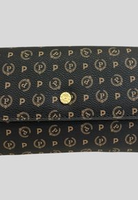 Portafoglio in pelle nera caratterizzato da un motivo ripetuto in oro chiaro con loghi e ghirlande, dotato di una chiusura a scatto dorata sul davanti.