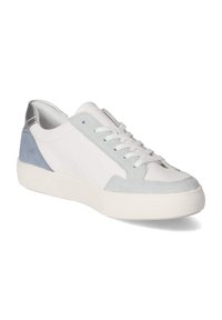 Weiße und hellblaue Sneaker aus Wildleder und Leder, mit einer glatten Textur, runder Zehenpartie und einer strukturierten Gummisohle. Silberner Akzent an der Ferse.
