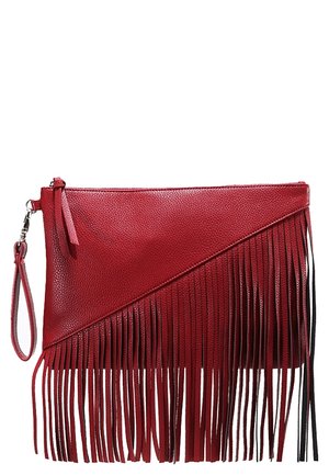 Rote Leder-Handgelenktasche mit Textur, diagonalen Fransen-Details und abnehmbarem Handgelenksriemen, Reißverschluss oben.