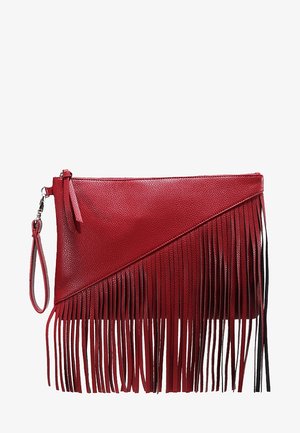 Pochette-bracelet en cuir rouge texturé avec détail frangé diagonal et bandoulière détachable, fermeture éclair en haut.