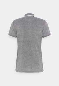Siva polo majica s kratkim rukavima, teksturirana tkanina i kontrastni obrub na ovratniku i manžetama. Stražnji pogled s ravnim rubom.