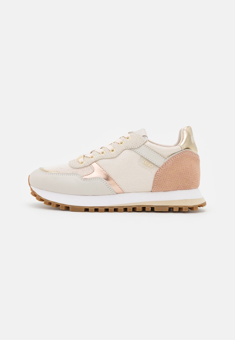 Baskets beige et rose clair avec semelle blanche, talon marron texturé, œillets dorés et étiquette de la marque sur le côté, vues de la face extérieure.