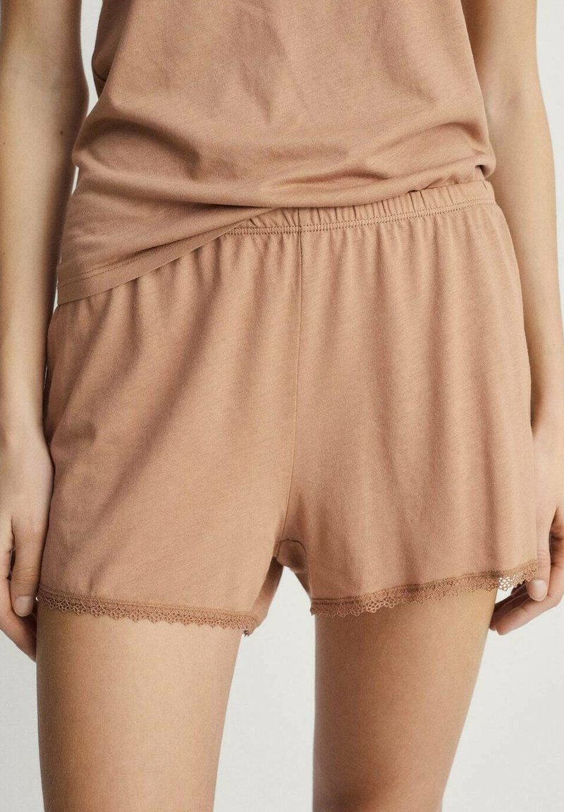 Bruine katoenen shorts met een elastische tailleband. Voorzien van delicate kanten rand aan de zoom en een zachte, gladde textuur.