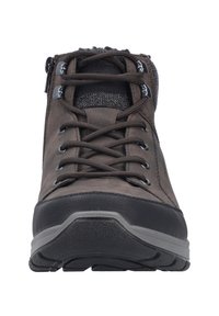 Botas de tobillo marrones con un upper de cuero liso, cordones en la parte delantera, acentos grises y un forro texturizado. Cuenta con una suela de goma negra con agarre.