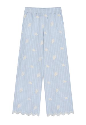 Pantalones de pata ancha azul claro con rayas verticales blancas, patrones florales bordados en blanco, cintura elástica y bajo festoneado.