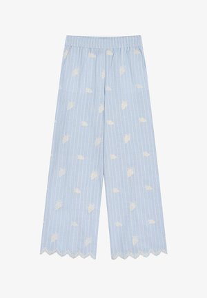 Pantalon large bleu clair avec des rayures verticales blanches, motifs floraux blancs brodés, taille élastique et ourlet festonné.