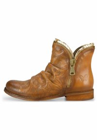 Bota de tobillo de cuero marrón con cremallera dorada, patrón perforado, diseño arrugado y tacón de madera. Presenta un logo de mariposa en el lateral.