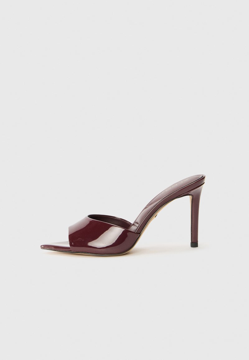 Burgundska patenta usnjena visoka mule s odprtim prstom, eleganten obliko in gladko teksturo. Pete so zožene in tanke.