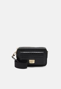 Borsa a tracolla nera in pelle con texture a coccodrillo, hardware dorato, chiusura con zip e tracolla nera rimovibile. Presenta una tasca frontale.