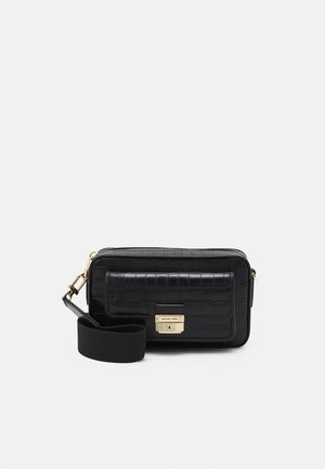 Sac bandoulière noir en cuir avec texture crocodile, quincaillerie dorée, fermeture éclair et une sangle noire amovible. Comprend une poche avant.