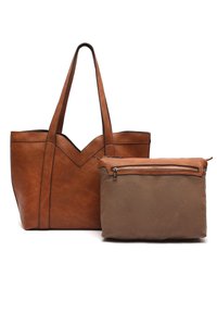 Bolso tote de cuero marrón con un diseño en forma de V y correas ajustables, acompañado de un estuche de lona color marrón claro con un cierre de cuero marrón.