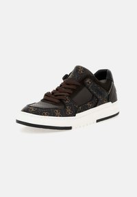 Sneakers marroni con motivo, dotati di una tomaia in pelle testurizzata, punta perforata e suola in gomma bianca con accenti neri. Lacci marroni e dettaglio del logo.