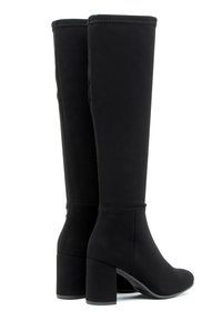 Czarne, do kolan, buty z miękkiego materiału o gładkiej teksturze, na solidnym obcasie oraz z minimalnymi detalami szewnymi w górnej części.