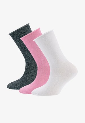 Drei Paare von Knöchelsocken: Schwarz mit metallischen Fäden, Rosa und Weiß. Jede Socke hat eine gerippte Textur und einen nahtlosen Bund.