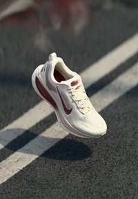 Nike Performance VOMERO 18 - Road running shoes - pale ivory/dark team red/red sepia/silt red/phantom
