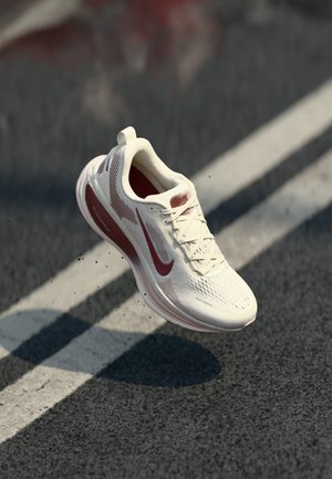 Nike Performance VOMERO 18 - Chaussures de running sur route - pale ivory/dark team red/red sepia/silt red/phantom