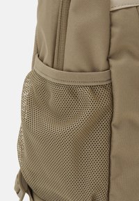 Nike Sportswear SET UNISEX - Penar - khaki/sanddrift/university red