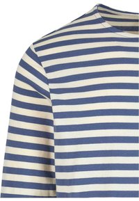 T-skjorte i bomull med marineblå og hvite horisontale striper, med rund hals og korte ermer, myk tekstur og en avslappet passform.