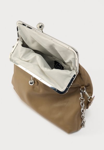 Καφέ δερμάτινη τσάντα χειρός με ασημί πλαίσιο και κούμπωμα. Το εσωτερικό διαθέτει ριγέ φόδρα. Περιλαμβάνει λουρί αλυσίδα για ευελιξία.