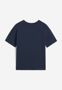 Camiseta de algodón azul marino con mangas cortas, cuello redondo y un ajuste relajado. Textura suave con dobladillo recto y sin patrones visibles.