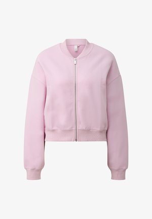 Lichtroze bomberjack met lange mouwen, geribbelde manchetten en zoom, en een ritssluiting aan de voorkant, weergegeven op een witte achtergrond.