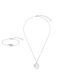 Set di collana e bracciale in argento presenta pendenti circolari con design della terra, tagliati con cura, su delicate maglie di catena.