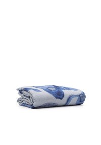 Tessuto blu a motivo, con texture morbida, piegato. Presenta forme astratte in diverse sfumature di blu su uno sfondo chiaro.