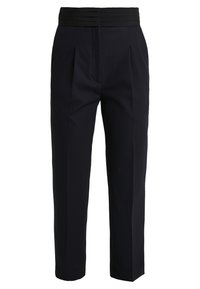 Maßsydda svarta byxor med plisserad design och en strukturerad midjeband, lämpliga för formell eller affärsmässig klädsel.