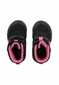 Sorte børnesko med pink indvendig, der har to velcrolukninger og strukturerede sorte gummisåler for grip og holdbarhed.