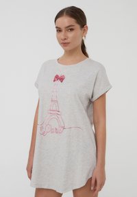 Abito t-shirt in cotone grigio con un contorno rosa della Torre Eiffel e un accento a fiocco sopra il design. Maniche corte con risvolti.