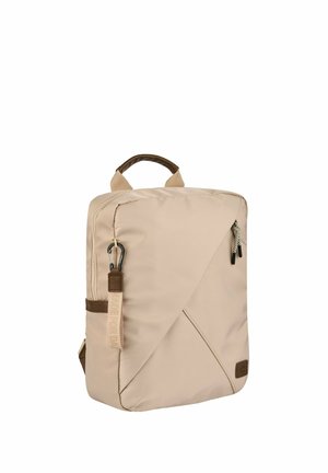 Zaino rettangolare beige con tasca diagonale frontale, tiretti delle cerniere neri, manico marrone ed etichetta in tessuto con moschettone.