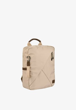 Beige rechthoekige rugzak met voorste diagonale zak, zwarte rits-uiteinden, bruine handgreep en stoffen label met karabijnhaak.