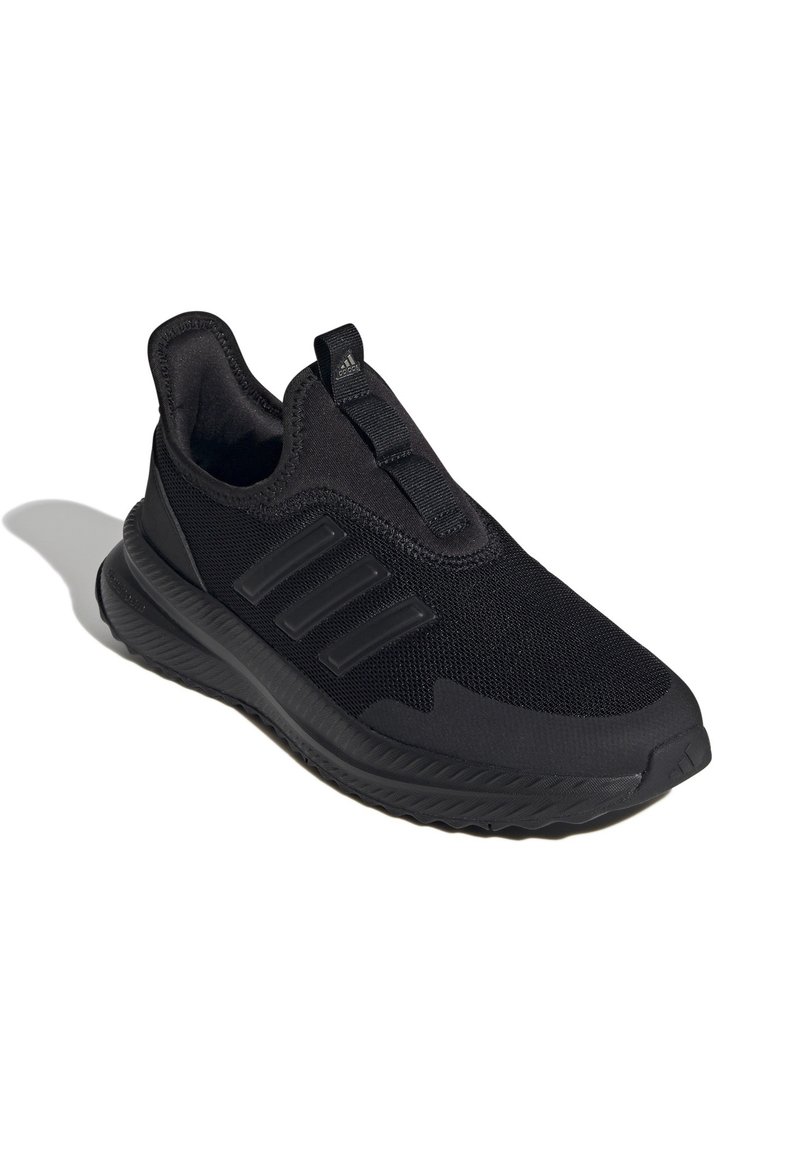 Zwarte Adidas instappersneaker met gebreide bovenkant, drie zijstrepen, trektab op de tong en een gevoerde, textuurlijke zool tegen een witte achtergrond.