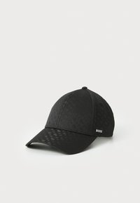 Svart baseballcaps med teksturert mønster, buet skygge og en liten hvit logo på siden. Laget av et holdbart materiale.