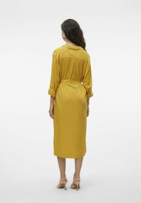 Vero Moda VMBUMPY  - Abito a camicia - golden spice