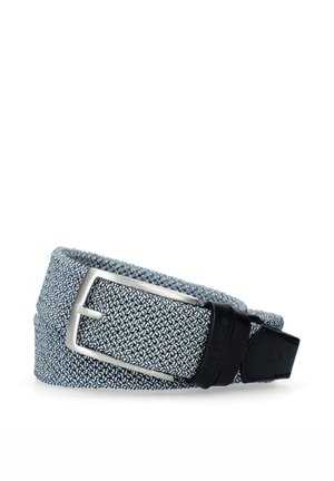 Szary tkany pas z srebrną prostokątną klamrą oraz czarną skórzaną pętlą i końcówką, zwinięty i umieszczony na białym tle.