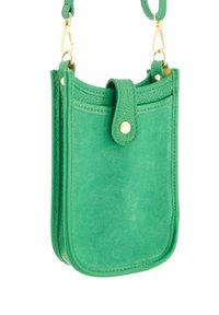 Grøn suede crossbody taske med gul hardware, der har en snaplukning og struktureret overflade; rektangulær form med afrundede kanter.