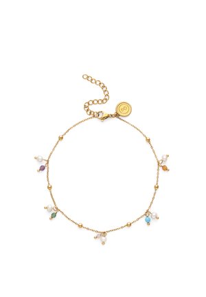 Delicado brazalete de cadena de oro con pequeños colgantes de piedras preciosas coloridas y perlas espaciados uniformemente, cierre ajustable y etiqueta redonda con logo.
