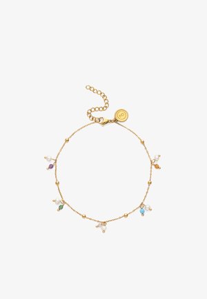 Delicado brazalete de cadena de oro con pequeños colgantes de piedras preciosas coloridas y perlas espaciados uniformemente, cierre ajustable y etiqueta redonda con logo.